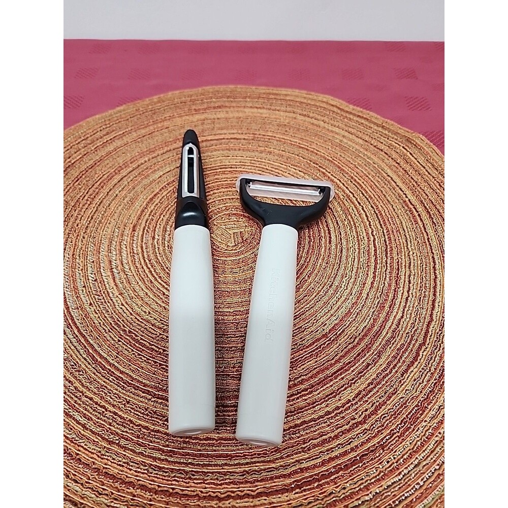 Set Of 2 Kitchen Aid Peelers A Classic Y Peeler And A Euro Peeler In White EUC
